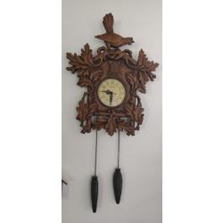 Très jolie Horloge murale en bois avec 2 pignes de pin en balancier.