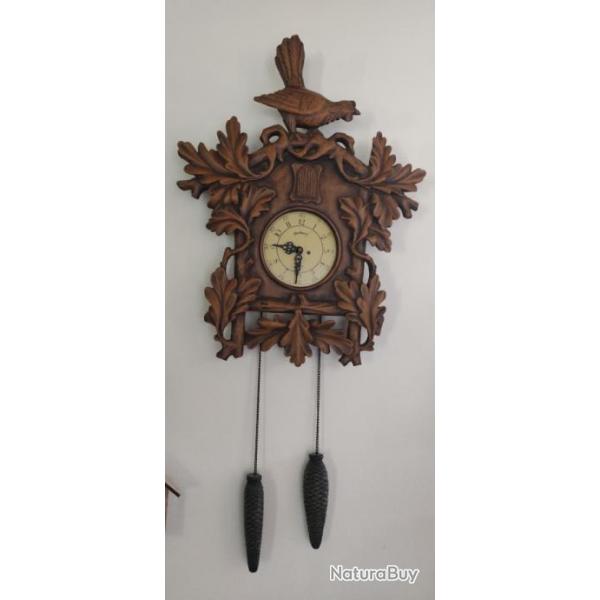 Trs jolie Horloge murale en bois avec 2 pignes de pin en balancier.