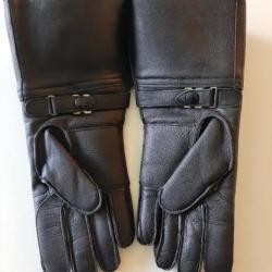 Très belle paire de gants de motard militaire ou gendarmerie. Neuve. Taille 8. Jamais portée.