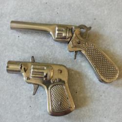 Lot de deux jouets - années 30/50 : un revolver à amorce et un pistolet à bouchon marque P.F.. PARIS