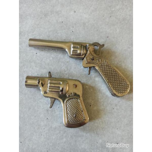 Lot de deux jouets - annes 30/50 : un revolver  amorce et un pistolet  bouchon marque P.F.. PARIS