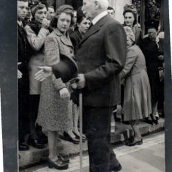 le départ du maréchal pétain pour la région parisienne ( vichy?) photo de presse