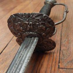 Épée à la mousquetaire époque XVIIeme monture fer décor ciselé et repoussé
