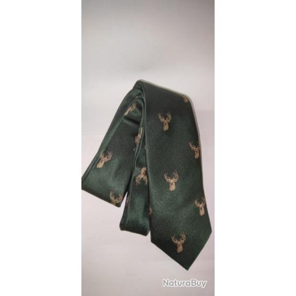 CRAVATE VERTE MOTIF CERF 100% SOIE