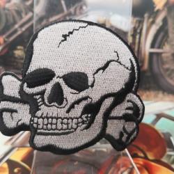 Patch tête de mort - Hauteur : 70 mm  Largeur : 70 mm ( A coudre ou à coller au fer à repasser)