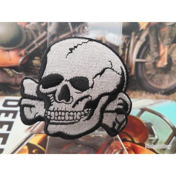 Patch tte de mort - Hauteur : 70 mm  Largeur : 70 mm ( A coudre ou  coller au fer  repasser)