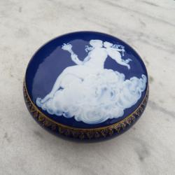 Bonbonnière circulaire en porcelaine Bleu et Blanche a décor d'une scène romantique a l'antique(XXé)