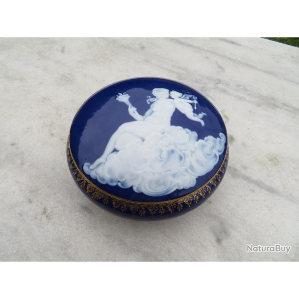 Bonbonnire circulaire en porcelaine Bleu et Blanche a dcor d'une scne romantique a l'antique(XX)