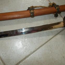 réplique katana japonais moderne bois gravé bronze lame brillante avec décor samourai japon arme