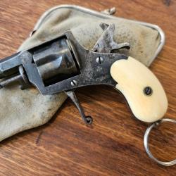 Très beau revolver ancien, calibre .22 court short, 6 coups, plaquettes ivoire naturel - catégorie D
