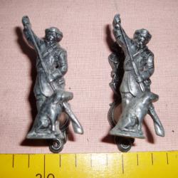 1 LOT DE 2 SUPPORTS (PATERES) CHASSEUR avec son c pour  poser FUSIL ou AUTRES couleur vieil ARGENT .