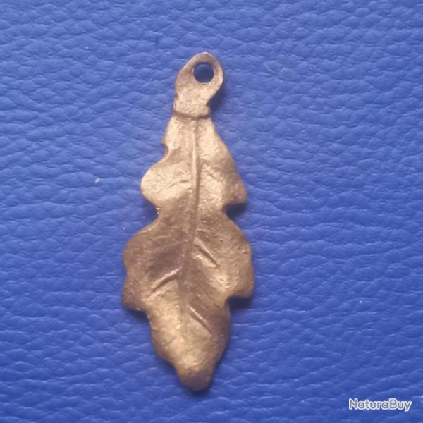 ancien pendentif en bronze feuille de chne