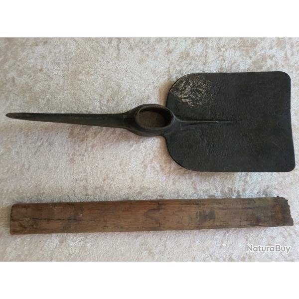 Plle  Pioche Seurre modle 1909. Paquetage outil soldat tranche WW1 WW2