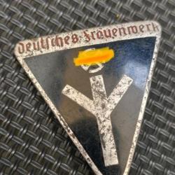 Insigne allemand émaillé WW2 du Deutsches Frauenwerk 39 45