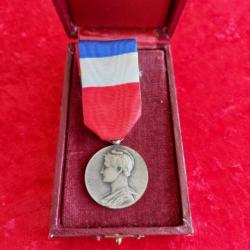 Médaille du travail et de la sécurité sociale en bronze avec boîte A CAILLOU 1950