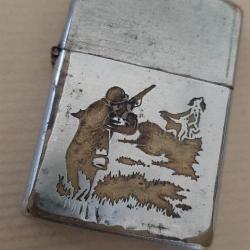 Rare Zippo américain chasseur période Vietnam marqué d'un texte au dos. Authentique.