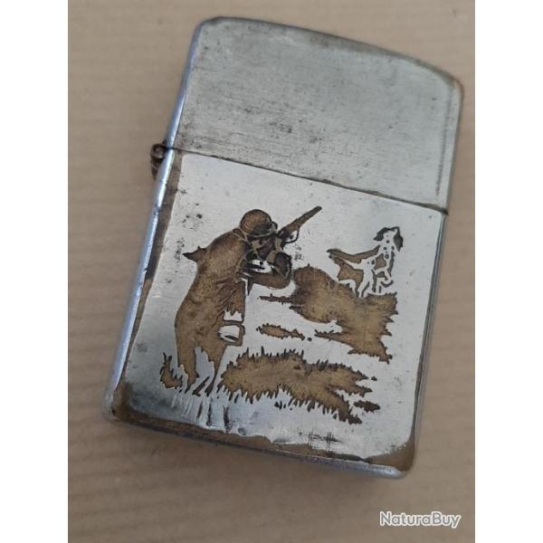 Rare Zippo amricain chasseur priode Vietnam marqu d'un texte au dos. Authentique.