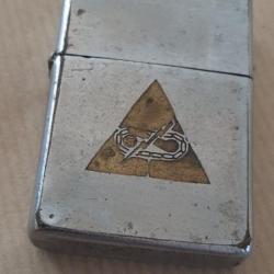 Rare Zippo américain période Guerre Vietnam marqué d'un texte au dos. Authentique. Insigne devant.