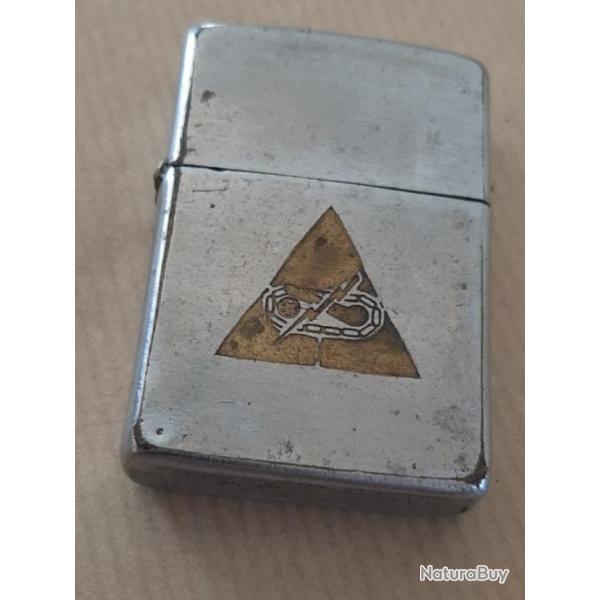 Rare Zippo amricain priode Guerre Vietnam marqu d'un texte au dos. Authentique. Insigne devant.