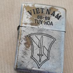 Rare Zippo américain commando période Guerre Vietnam. texte au dos. Deux insignes. Authentique.