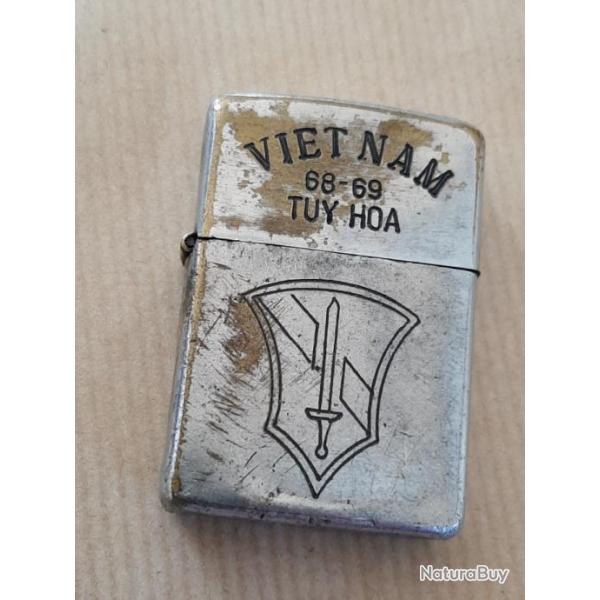 Rare Zippo amricain commando priode Guerre Vietnam. texte au dos. Deux insignes. Authentique.