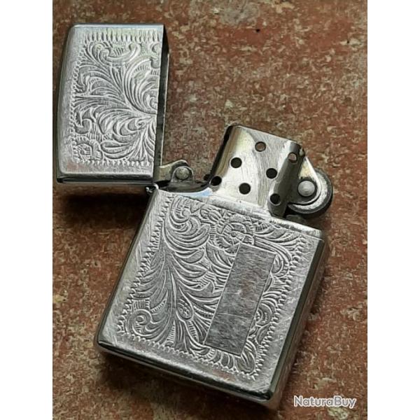 Beau briquet Zippo  motif dcoratif. Fonctionne bien. Avec mche. Ancien.