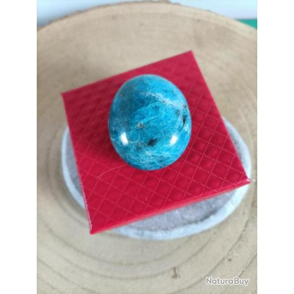 Pierre Apatite bleue , 63 grammes  . Dimension : 4 50 cm X 3, 50cm x 2cm avec crin