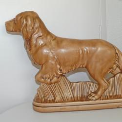 Statue chien de chasse à l'arrêt en céramique Faïence Majolique de Wasmuel signée LAMY