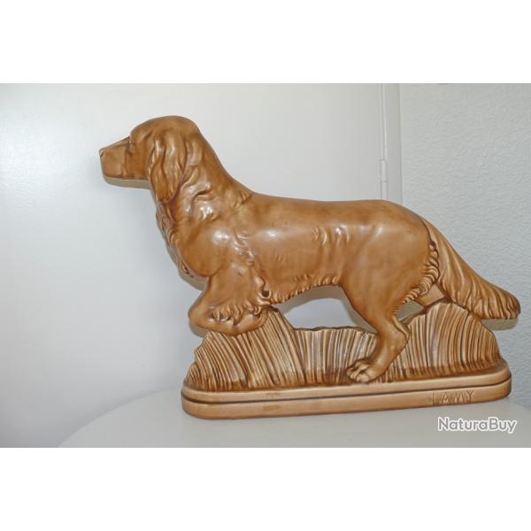 Statue chien de chasse  l'arrt en cramique Faence Majolique de Wasmuel signe LAMY