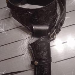 Holster western en cuir noir avec d&eacute;coration