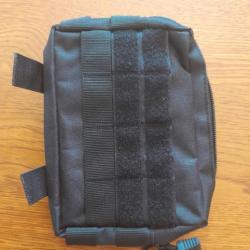 Pochette noire attache molle