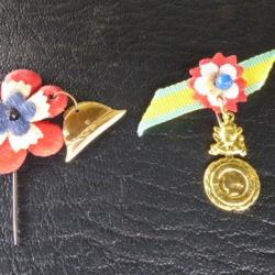 WW1 EPINGLETTE COCARDE TRICOLORE ET CASQUE ADRIAN ET 1 AUTRE AVEC MEDAILLE MILITAIRE