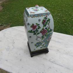 Ancienne grande Potiche en porcelaine polychrome a 4 pans à décor de scènes naturaliste (Vers 1950)
