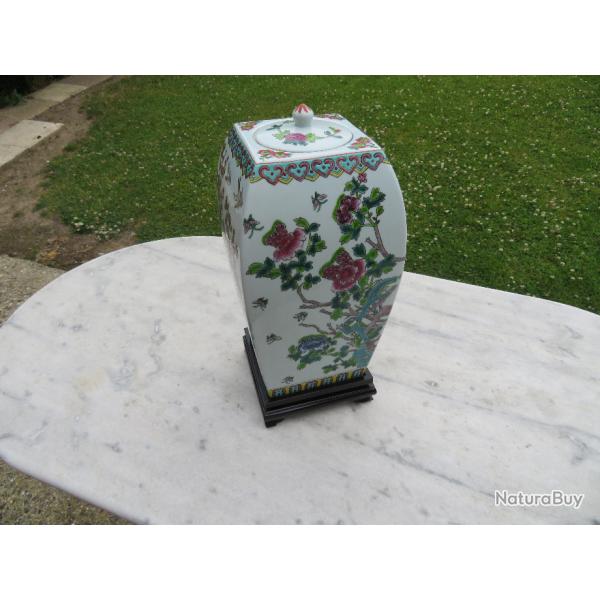 Ancienne grande Potiche en porcelaine polychrome a 4 pans  dcor de scnes naturaliste (Vers 1950)