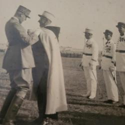 Photo remise de médaille Général, troupe d'Afrique (SPAHIS?)