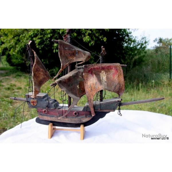 Bateau " La Nina " de l'expdition Christophe Colomb" en bois, toile, peau,metal 30cm