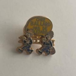 Pin's chez Ballard pas de lézard doré à l'or fin