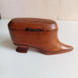 tabatiere a prisé en forme de chaussure en bois ouverture a gauche longueur 11,5 cm, art populaire