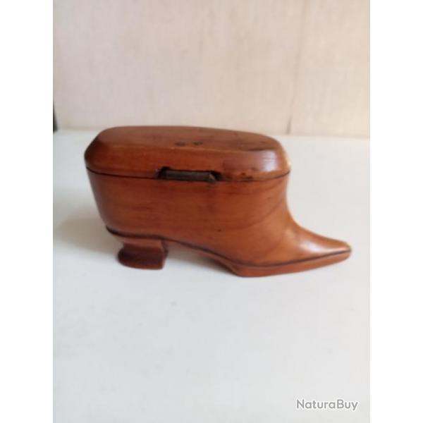 tabatiere a pris en forme de chaussure en bois ouverture a gauche longueur 11,5 cm, art populaire