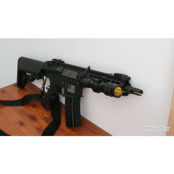 Ensemble M4 AEG avec accessoires et tenue complte