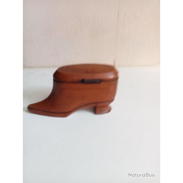 tabatiere a pris en forme de chaussure en bois ouverture  droite longueur 11,5 cm, art populaire