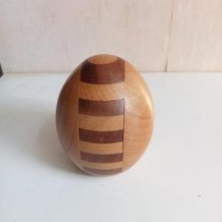 oeuf en bois diamètre 7 cm hauteur 9 cm, art populaire