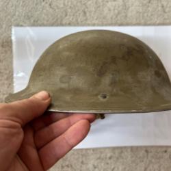 CASQUE ANGLAIS MK II de 1942     complet , peinture camouflée ?