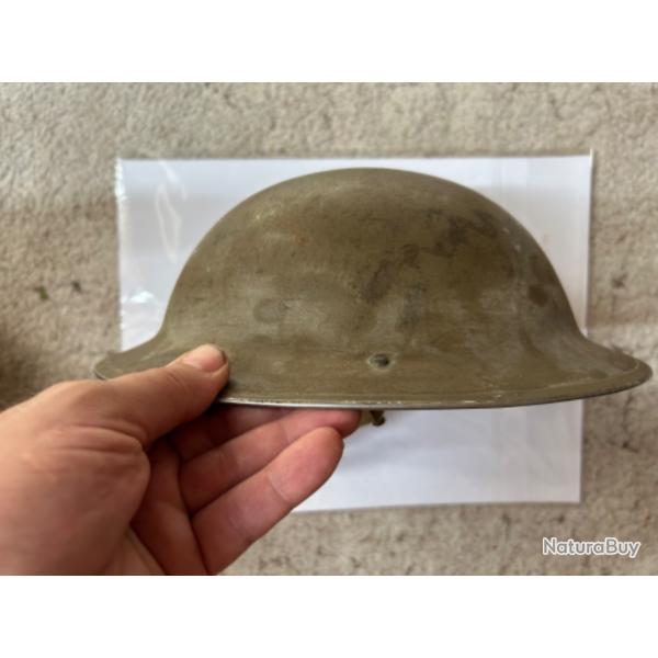 CASQUE ANGLAIS MK II de 1942     complet , peinture camoufle ?