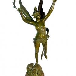 La victoire sculpture en bronze patine brune