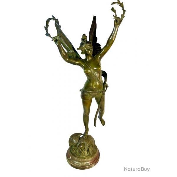 La victoire sculpture en bronze patine brune