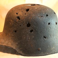 Coque impactée de casque à boulon allemand avec double insigne - ref COU24CSQ005  WWI