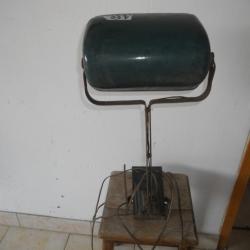Lampe vintage de marque Erpe 52 made in belgium dans son jus manque la prise , oxydation sur la font