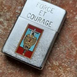 Beau Zippo militaire insigne français, attribué et daté "Force et courage". Souvenir de régiment.