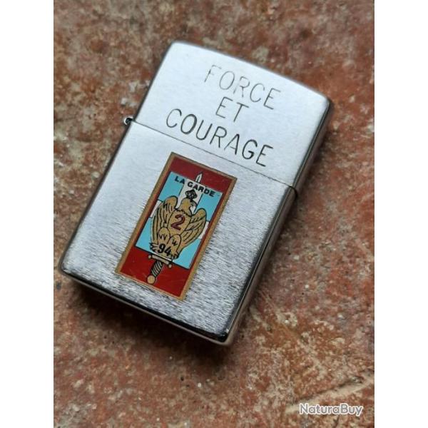 Beau Zippo militaire insigne franais, attribu et dat "Force et courage". Souvenir de rgiment.